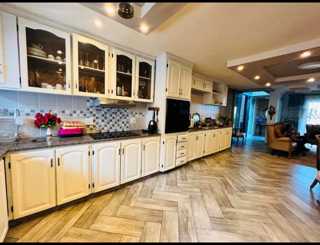 4 BEDROOM HOUSE FOR SALE IN CASTLE HILL